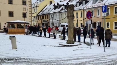 Bild: sne
Schon vor Beginn der Sonder-Impfaktion hatte sich eine lange Schlange vor dem Rathaus gebildet. Nicht alle Interessierten konnten mit Impfstoff versorgt werden.