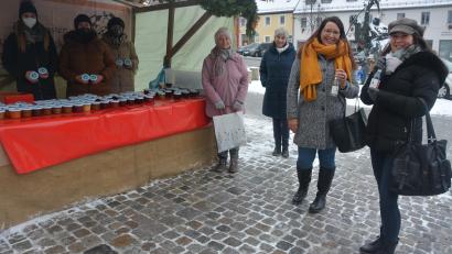 Bild: jr
Großes Interesse fand am Samstag in Mitterteich der Verkauf von Marmeladen, Wintersecco und Büchern zugunsten der Aktion Lichtblicke. Isabel Sommerer vom Landratsamt, Lichtblicke-Schirmherrin Claudia Grillmeier und ihre Freundin Daniela Schultes (von links) waren rund drei Stunden lang in der Bude am Unteren Markplatz im Einsatz.