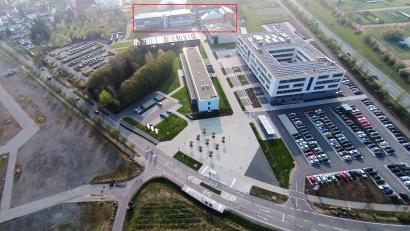 Luftbild: Michael Ascherl 
Die geplanten Baumaßnahmen für mehr Brandschutz betreffen die beiden OTH-Gebäude im markierten Bereich sowie den Verbindungstrakt zwischen diesen Gebäuden, der aufgestockt werden soll.