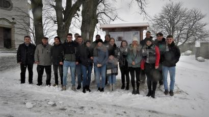 Bild: ubb
Stolz präsentieren die jungen Leute der Religionsprojektgruppe und ihre Mitstreiter vor der feierlichen Einweihung die Schautafel über den Heiligen Jakobus, die Jakobuskirche und den Jakobsweg, der auch an Marchaney vorbeiführt. Die Segnung der Tafel nahm Pfarrer Konrad Amschl (links) vor. Die hochwertige Arbeit lobte auch der Schulleiter des Stiftland-Gymnasiums, Albert Bauer (Zweiter von links). Mit dabei war auch Kirchenpfleger Willi Schicker.