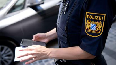 Symbolbild: Sven Hoppe/dpa
Testphase in München: Eine Polizistin stellt einen digitalen Strafzettel aus.