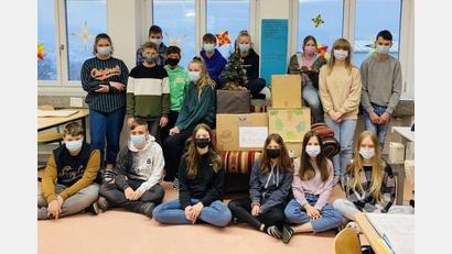 Bild: Mittelschule/exb
Die Schüler der Doktor-Eisenbarth-Mittelschule Oberviechtach unterstützen die Johanniter-Weihnachtstrucker