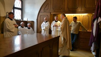 Bild: szl
Gelöste Stimmung in der Sakristei wenige Minuten vor dem heiligen Amt am Donnerstag. Die Seniorenministranten Peter Dörfler, „Oberministrant“ Konrad Hopf, Albert Zölch, Wolfgang Fiedler und Josef Zahn mit Stadtpfarrer Georg Flierl und Mesner Gerhard Schultes (von links).
