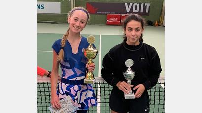 Bild: Sabine Henn
Die zwölfjährige Tamina Kochta (links) besiegte im Finale der U16-Konkurrenz Kim Gysin.