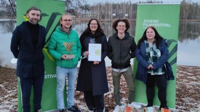 Bild: Jonas Frenzel/exb
Medienfachberater Volker Dietl links) überreicht den jungen Filmemachern Sebastian Rathgeber, Katharina Schneider, Vincent Poschenrieder und Michelle Hagn die Auszeichnung.