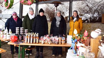 Bild: no
Allerhand Advents- und Weihnachtsartikel bot der Elternbeirat der Kindertagesstätte St. Vitus um die Vorsitzende Isabell Ebert (Zweite von links) an. Über den Unternehmungsgeist freute sich Kita-Leiterin Sabrina Stibbe (rechts).