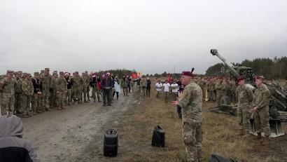 Bild: jma
Kaplan Michael Kayle spricht vor den Soldaten beim "Toy Drop" ein Gebet.