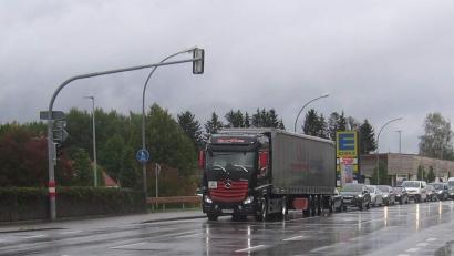 Bild: u
Ein Dorn im Auge war den CSU-Fraktionsmitgliedern und Bürgermeister Hermann Falk die Ampelschaltung auf der B 14 an der Kreuzung beim so genannten Klinger-Eck. Dort bildet sich wegen der langen Rot-Phase in Richtung Schnaittenbach ein Fahrzeugstau, der bis zum St.-Wolfgang- Kindergarten, manchmal sogar bis zur Einmündung der aus Kohlberg kommenden Staatsstraße reicht.
