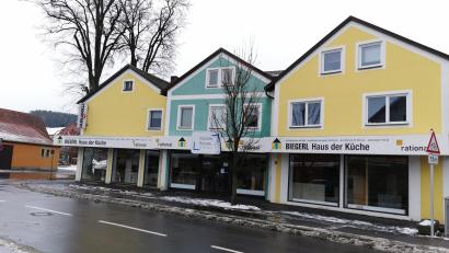Bild: Portner
Das „Haus der Küche“, 1993 von Johann Biegerl gegründet, gehört seit Anfang 2021 als Tochterunternehmen zu „Küchen Schuster“ in Regensburg. Nach knapp einem Jahr bleibt es im Laden dunkel.