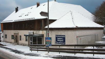 Bild: wro
Über eine Machbarkeitsstudie möchte der Markt Fuchsmühl klären, was mit dem ehemaligen Gasthof "Zum Schützen" (Bild) geschehen soll.