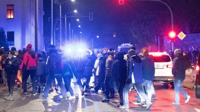 Bild: Daniel Schäfer/dpa
Dem Aufruf zu Protesten gegen die Corona-Schutz-Maßnahmen folgen in Freiberg montags regelmäßig mehrere hunderte Menschen. Die Polizei begleitet die Proteste mit einem größerem Aufgebot.