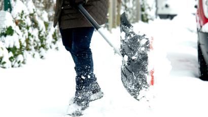 Symbolbild: Tobias Hase/pda
Ein Streit unter Nachbarn ist in Illschwang so sehr eskaliert, dass sich die beiden Männer gegenseitig mit ihren Schneeschaufeln geschlagen haben.