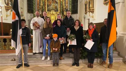 Bild: fpoz
Treue Mitglieder zeichnete die Kolpingfamilie Waldershof aus. Unser Bild zeigt (hinten, von links) Helmut Härtl, Vorsitzenden Christian Kastner, Stadtpfarrer Bernd Philipp und Lars Meixner sowie (vorne, von links) Joshua Härtl, Isabella Stich, Jannik Meixner, Bianca Meixner, Christa Andritzky, Karin Schücke und Norbert Härtl.