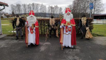 Bild: rdh
Von der Landjugend werden alle Jahre die Teams mit Nikolaus und Knecht Ruprecht zu den Familien geschickt. Im Bild (von links) Krampus Christian Pecher, Nikolaus Tobias Schwamberger, Krampus Hannes Heldwein, Nikolaus Michael Heldwein und Krampus Florian Schwamberger.