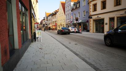 Bild: Thomas Dobler
Autos in der Friedrich-Ebert-Straße, aber keine Fußgänger – kein ungewohntes Bild. Die CSU hat in ihrem neuesten Antrag eine ganz andere Vision: Fußgänger in der Friedrich-Ebert-Straße, aber keine Autos; zumindest an den Wochenenden und den Feiertagen. Fraktionsvorsitzender Andreas Wopperer hätte diesen Vorschlag gerne im Stadtrat oder einem seiner Ausschüsse besprochen.