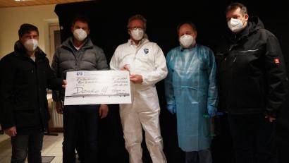 Bild: wel
VG-Vorsitzender Gerald Reiter (links), stellvertretender Bürgermeister Christian Ring (Zweiter von links) und Bürgermeister Reinhard Kreuzer (rechts) übergaben einen Scheck über 1500 Euro an die BRK-Bereitschaftsleiter Hans Eichstetter und Josef Kreuzer (von links) als Dank für das ehrenamtliche Engagement bei den Corona-Testungen.