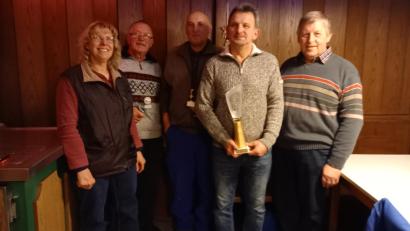 Bild: Martin Fuchs/exb
Preisrichterin Ruth Menath (von links) gratulierte Karl Bodensteiner Karl, Johann Glaser und Eduard Zitzmann zu ihren Zuchtergebnissen. Rechts im Bild Vorsitzender Martin Fuchs.