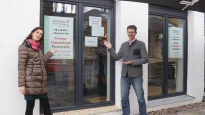 Bild: mfh
Nicole und Falk Samuel Glamsch von der Apotheke in der Fröschau an der Tür des neuen Corona-Testzentrums in Rosenberg, das an sieben Tagen in der Woche von 9 bis 15 Uhr in Betrieb ist.