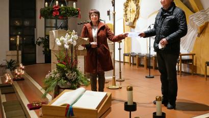 Bild: fvo
Frauenbundvorsitzende Sieglinde Zielbauer (links) übergibt nach der Adventsandacht eine Spende von 1000 Euro an Franz Wittmann, der sich seit 35 Jahren um das Missionskonto für Schwester Diane kümmert.