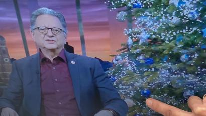 Bild: Völkl
Günter Grünwald befasste sich in seiner Sendung am 3. Dezember mit dem Diebstahl einer Christbaumkugel in Pfreimd. Diese war damals rot. Da hätte er sich schon als Referenz rote an den Baum hängen können. Oder wollte er nicht in Verdacht geraten?