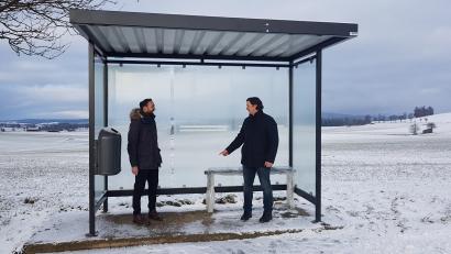 Bild: gi
Bürgermeister Armin Bulenda (links) und Ortssprecher Thomas Kleber nahmen das neue Buswartehäuschen in Ödbraunetsrieth in Augenschein und stellten keinerlei Mängel fest.