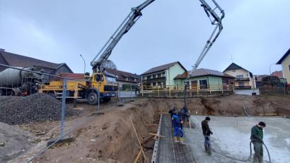 Bild: Feuerwehr Kühried/exb
Auf der Baustelle der Feuerwehr Wildstein wurde mit Hochdruck gearbeitet. Nach der Winterpause geht es mit dem nächsten Abschnitt weiter.
