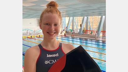 Bild: Michael Rödl/exb
Starke Leistung von Emily Rödl aus Vilshofen beim Fin-Swimming in Leipzig: Nach vier Durchgängen stand sie als Siegerin auf dem Podest.