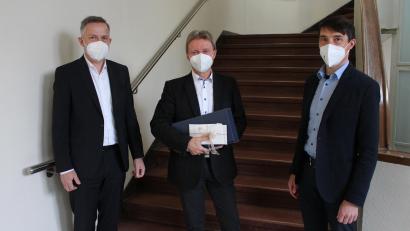 Bild: Kliniken Nordoberpfalz, Michael Reindl/exb
Vorstand Michael Hoffmann (links) und Kaufmännischer Direktor Michael Gleißner (rechts) dankten dem langjährigen Finanzchef der Kliniken Nordoberpfalz AG, Manfred Tretter.