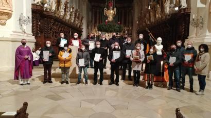Bild: Kolping Waldsassen/exb
Die Geehrten der Kolpingsfamilie in der Basilika zusammen mit Präses Stadtpfarrer Dr. Thomas Vogl (links) und dem Vorsitzenden Werner Hahn (hinten rechts neben der Büste des Gesellenvaters Adolph Kolping).