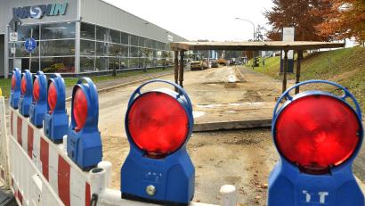 Archivbild: Petra Hartl
Wegen Kanalbauarbeiten ist die Sulzbacher Straße seit Anfang September gesperrt. Ab Freitag kann man hier aber wieder durch, teilt der Zweckverband Nachverkehr Amberg-Sulzbach mit.