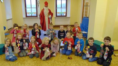 Bild: Kinderhaus Dorfpiraten/exb
Kleine Geschenke verteilte der Nikolaus bei seinem Besuch im Kinderhaus Dorfpiraten.