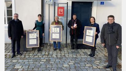 Bild: Stadtbibliothek Sulzbach-Rosenberg/exb
Bürgermeister Michael Göth, Stadtbibliotheks-Leiterin Christine Hollweck, Drucker und Schriftsetzer Helmut Spieß, Stadtheimatpfleger Markus Lommer, Bibliotheksmitarbeiterin Olga Schneider und Kulturamtsleiter Fred Tischler (von links) bei der Präsentation der kunstvoll verzierten Seidel-Lettern.