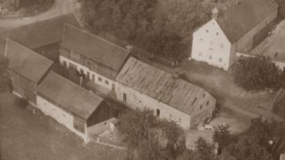 Archivbild: Archiv Werner Robl
Aus der Flaschenbierhandlung im Anwesen "Gougl" (links) wurde 1971 der Landgasthof Gleißner, der anfangs von Paul und Therese Gleißner geführt wurde.