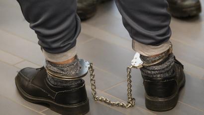 Symbolbild: Robert Michael
Dem Mann war es in Regensburg gelungen, seine Fesseln abzustreifen.