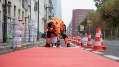 Symbolbild: Silas Stein/dpa
Rote Farbe auf Fahrradwegen könnte laut Christian Steger nach Ansicht fachlicher Stellen Radlern fälschlicherweise Vorfahrtsrecht suggerieren.