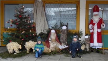 Bild: mez
Von zwei mutigen Kindern ließ sich der Nikolaus die Weihnachtskrippe bei seinem Besuch kurz erklären. Der Elternbeirat hatte diese selbst gestaltet und vor dem Eingang des Kindergartens aufgebaut.
