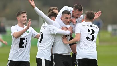 Archivbild: ref
Ein Traumtor und der gefeierte Schütze: Mergim Bajrami (Mitte) zirkelte den Ball fast von der Mittellinie aus über Ansbachs Torwart Sebastian Heid ins Eck.