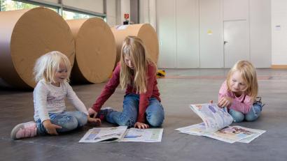 Bild: Martin Zimmer
Spannende Lektüre: Beim Andruck der ersten Ausgabe der Kinderzeitung im Druckzentrum von Oberpfalz-Medien konnten die ersten Leser die druckfrischen Exemplare gleich durchblättern.