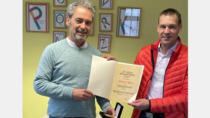 Bild: kro
BLSV-Kreisvorsitzender Andreas Malzer (rechts) überreichte an Rudolf Kunz die Verdienstplakette in Gold nebst Urkunde.