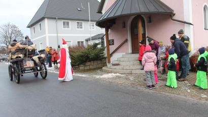 Bild: pi
Hier legt der Nikolaus an der Kapelle in Hinterbrünst ein Pakt mit Geschenken ab.