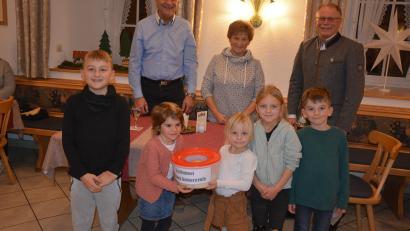 Bild: jr
Unter der Aufsicht von Josef Andritzky, Maria Neumann und Bürgermeister Max Bindl (hinten, von links) zogen die Kinder Henri, Ella, Janika, Finnja und Leo (von links) die 60 Gewinner-Lose der „Kopf hoch“-Weihnachtsaktion.