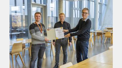 Bild: Baumann Automation/exb
Marvin Zaremba mit Lothar Mauel, Ausbilder bei Baumann Automation und Firmeninhaber Georg Baumann (von links).