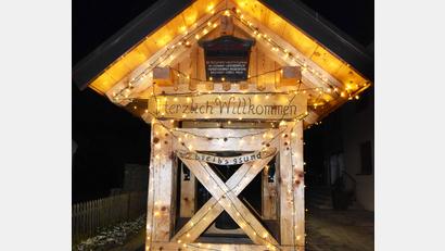 Bild: no
Der erleuchtete Dorfbrunnen in der Ortsmitte erweckt die Aufmerksamkeit von Gästen und Einheimischen