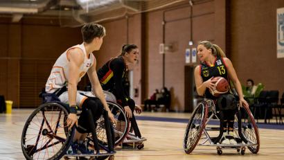 Bild: Stephanie Wunderl
Svenja Mayer (rechts) im Auftaktspiel der Europameisterschaft gegen die Niederlande.