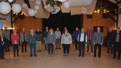 Bild: jr
Für jahrzehntelange Treue ehrte der Verdi-Ortsverband Stiftland zahlreiche Mitglieder. Unser Bild zeigt die Geehrten mit den Vorstandsmitgliedern sowie dem Konnersreuther Bürgermeister Max Bindl (Dritter von rechts) und Gewerkschaftssekretärin Marina Mühlbauer (links).