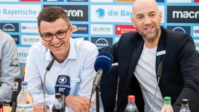 Bild: Matthias Balk/dpa
Trainer Michael Köllner (links) und der Sportliche Leiter Günther Gorenzel stehen nach der Suspendierung von Sascha Mölders schwer unter Beschuss.