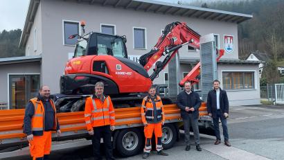 Bild: Marko Pammer/exb 
Bauhofleiter Rudi Scharf (Zweiter von links) und die Maschinisten Tobias Sölch (links) und Albert Ullamann präsentieren den neuen Bagger sowie den neuen Anhänger Bürgermeister Frank Zeitler und Geschäftsstellenleiter Thomas Prey .