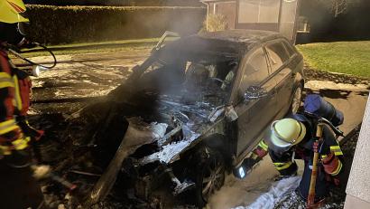 Bild: Florian Schlegel
Die Feuerwehren aus Kümmersbruck und Haselmühl mussten am Mittwoch in Köfering ein brennendes Auto löschen.