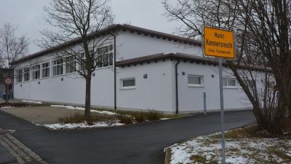 Bild: jr
In der Turnhalle finden schon seit längerem die Sitzungen des Konnersreuther Marktrats statt. Nun gibt es erstmals Zugangsbeschränkungen – für Besucher gilt die 3G-plus-Regelung, Mandatsträger und Verwaltungsmitarbeiter sollen auf freiwilliger Basis unmittelbar vor Beginn einen Selbsttest durchführen.