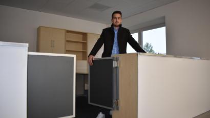 Archivbild: lue
Der Kunst- und Kulturverein Erbendorf hat angefangen, die ehemalige Druckerei Greitzke zum Vereinsheim umzugestalten. David Frischholz zeigt die renovierte Bar und den früheren Bürobereich.